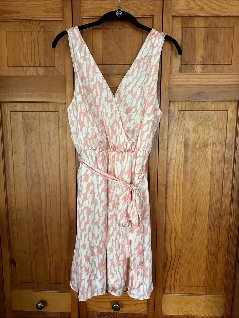 NWT Gilli V-Neck Faux Wrap Dress Peach & Cream Pattern - Medium